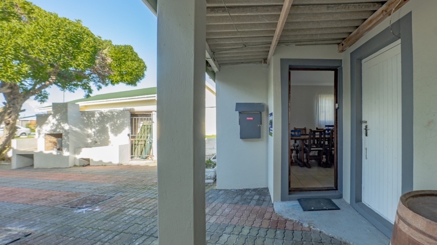 4 Bedroom Property for Sale in Struisbaai Western Cape